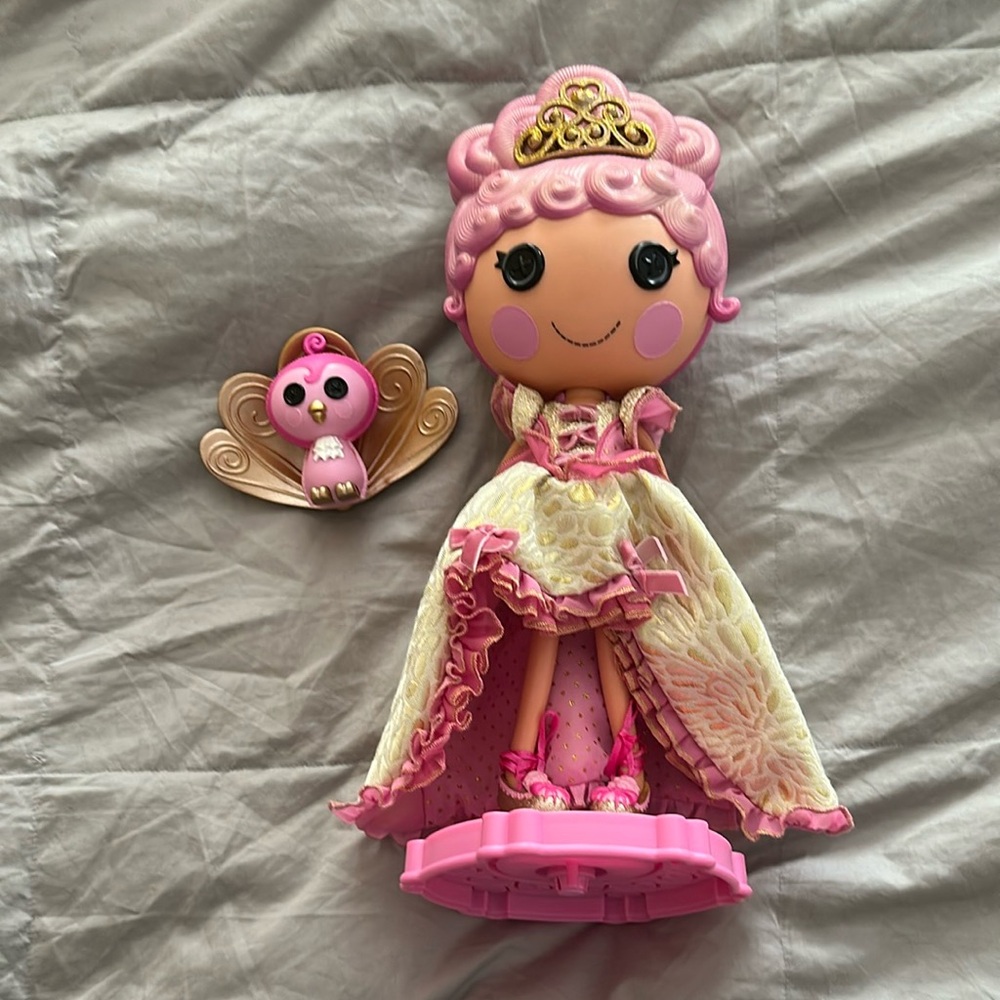 Lalaloopsy Goldie Luxe Full Size Doll with Pet and Stand